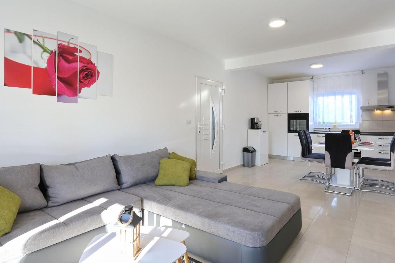 Apartments Lisac วีร์ ภายนอก รูปภาพ