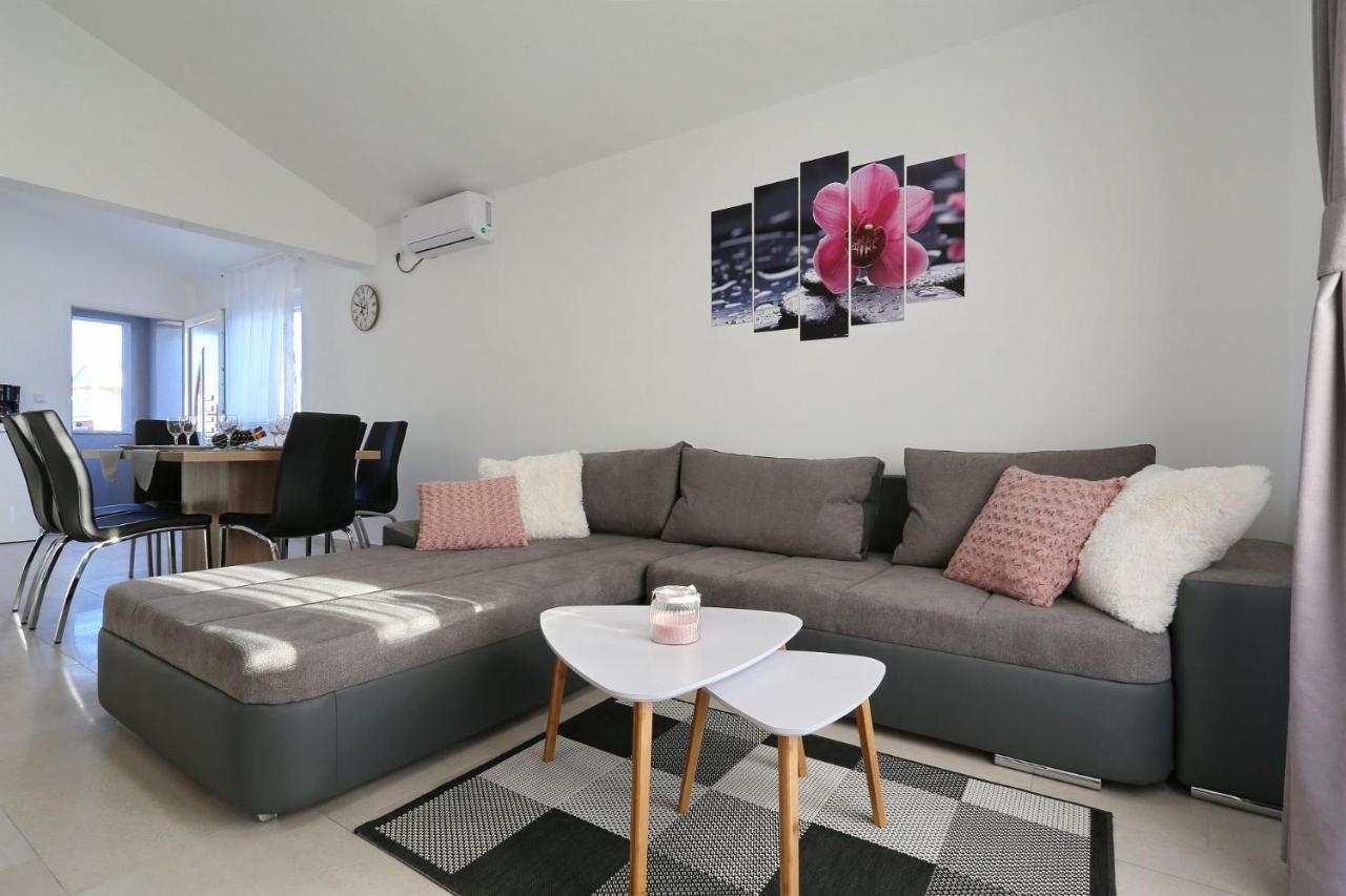 Apartments Lisac วีร์ ภายนอก รูปภาพ
