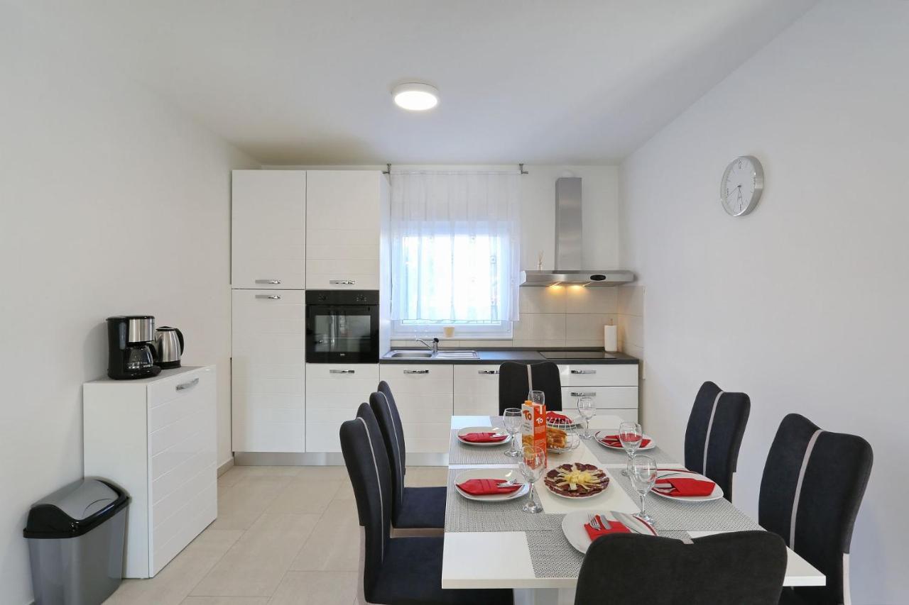 Apartments Lisac วีร์ ภายนอก รูปภาพ