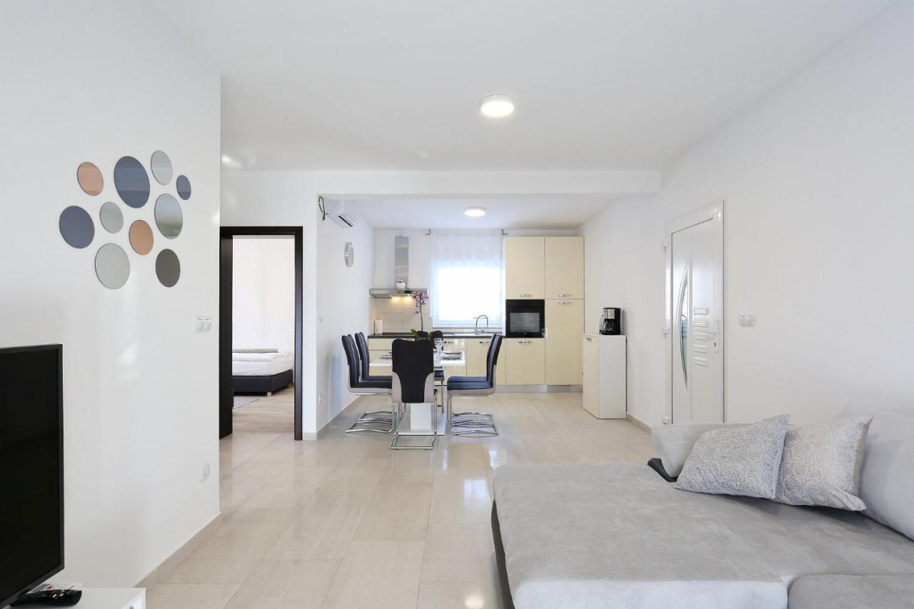 Apartments Lisac วีร์ ภายนอก รูปภาพ