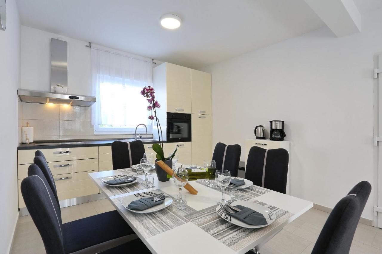 Apartments Lisac วีร์ ภายนอก รูปภาพ