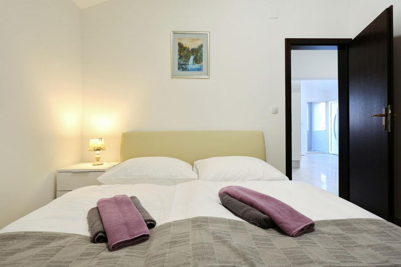 Apartments Lisac วีร์ ภายนอก รูปภาพ