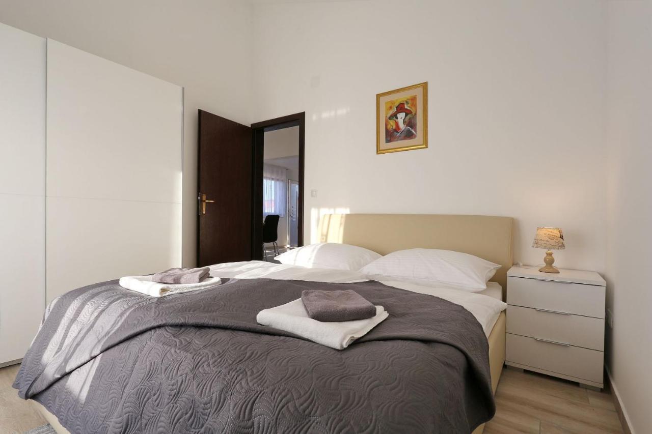 Apartments Lisac วีร์ ภายนอก รูปภาพ