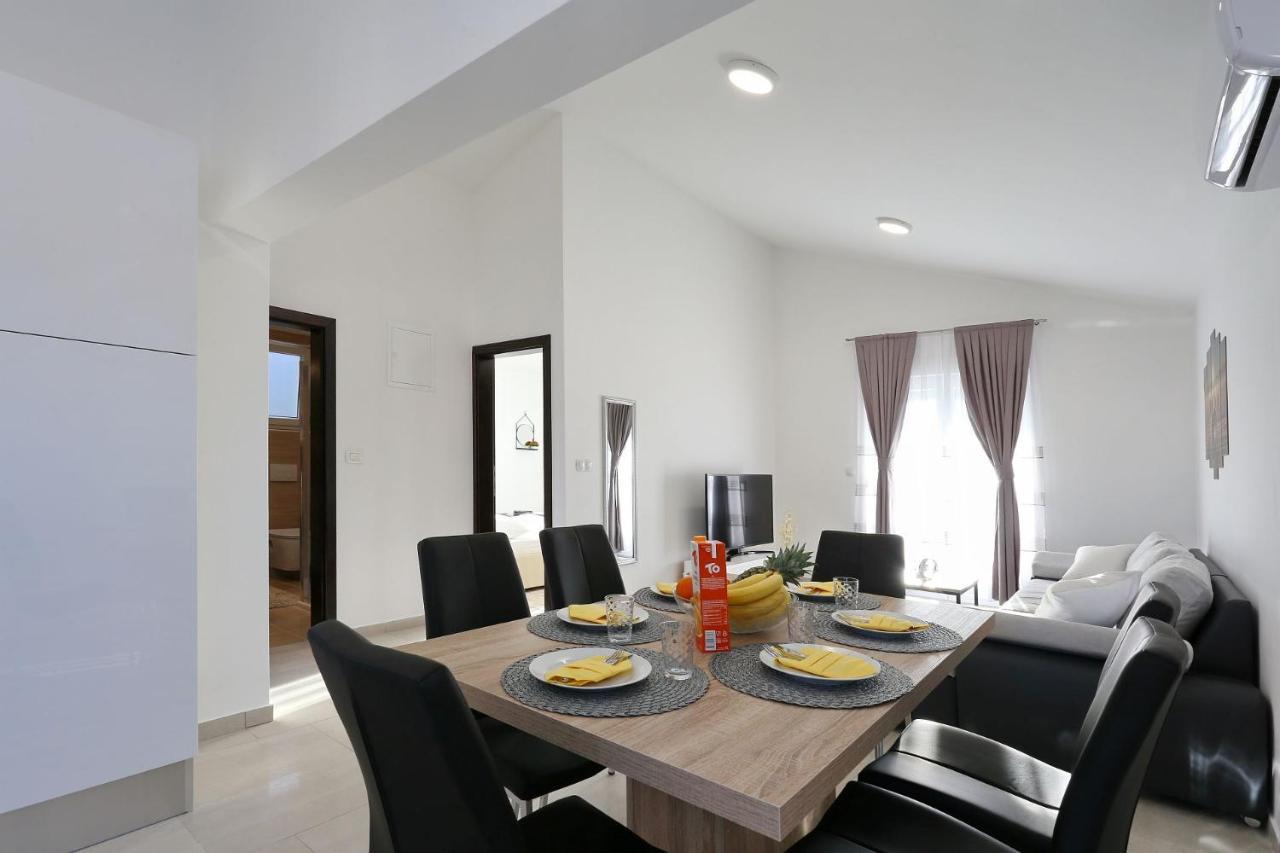 Apartments Lisac วีร์ ภายนอก รูปภาพ