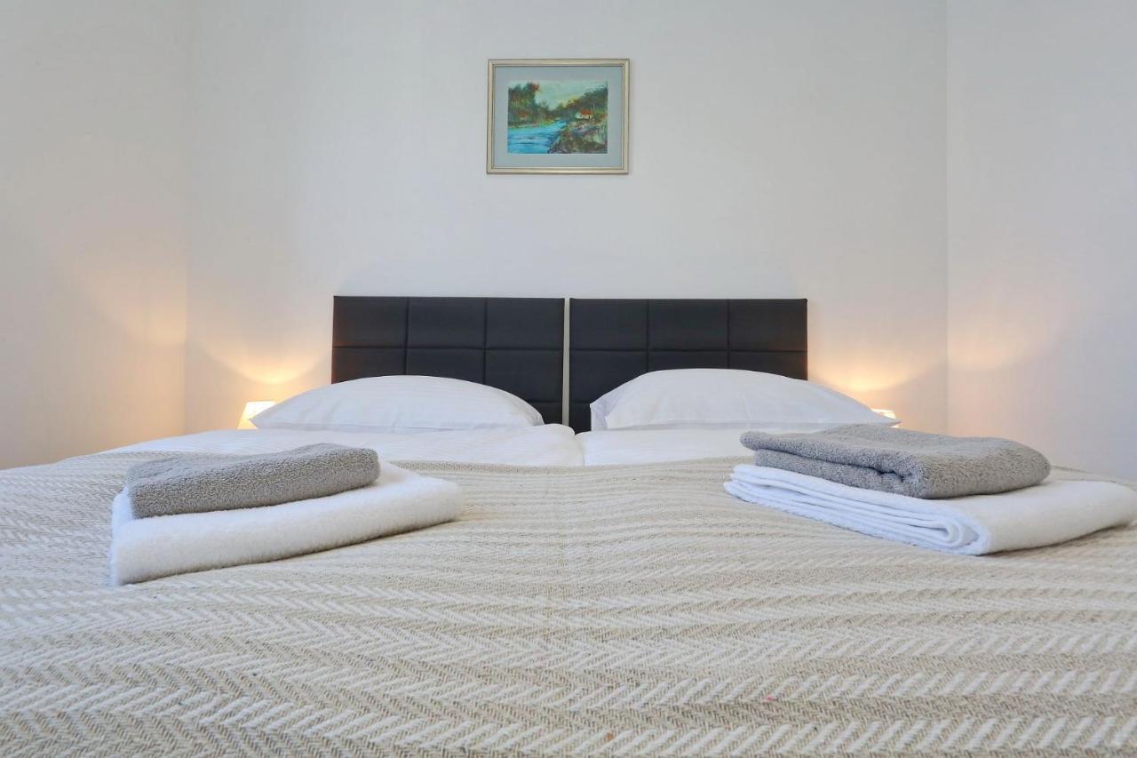 Apartments Lisac วีร์ ภายนอก รูปภาพ