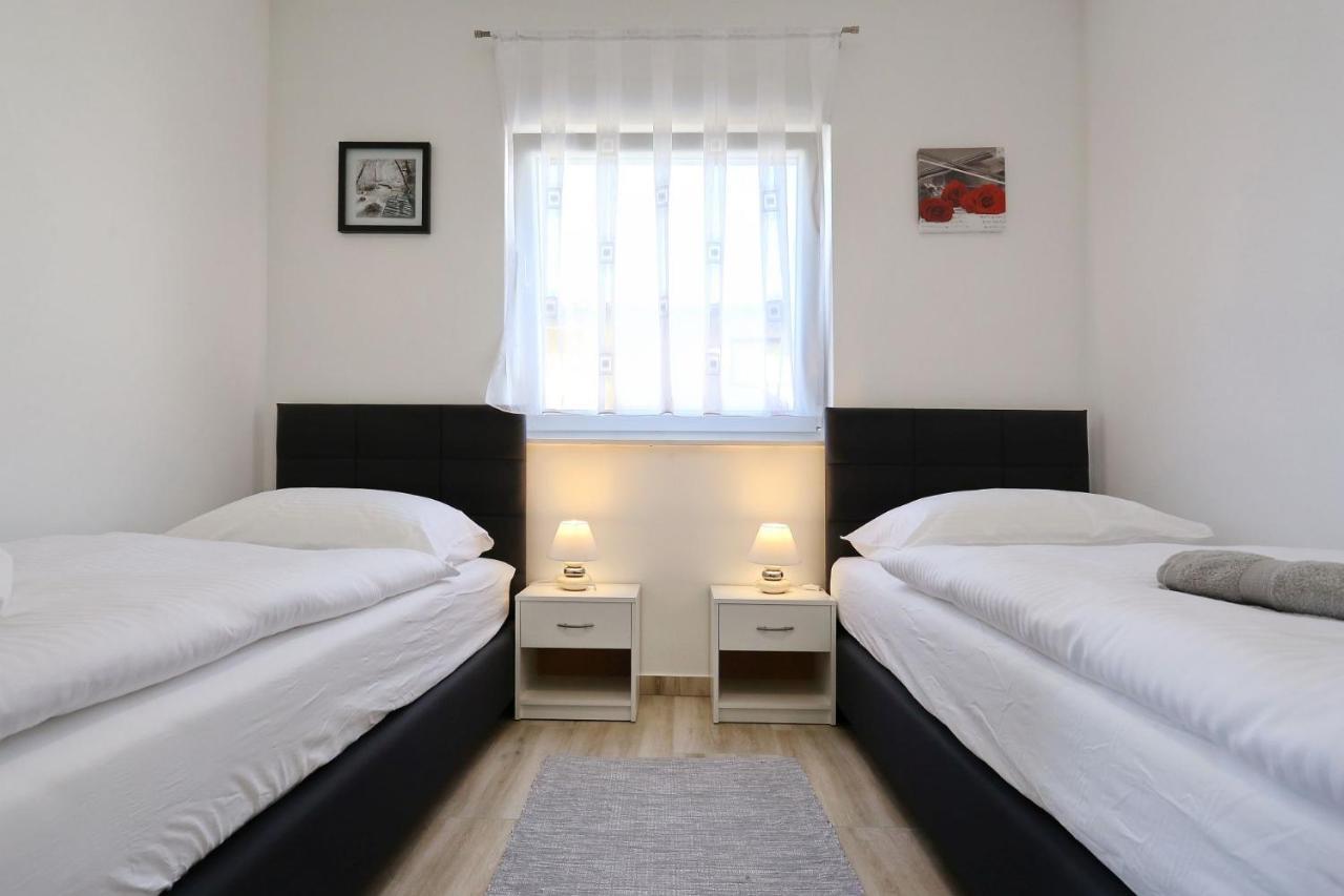 Apartments Lisac วีร์ ภายนอก รูปภาพ