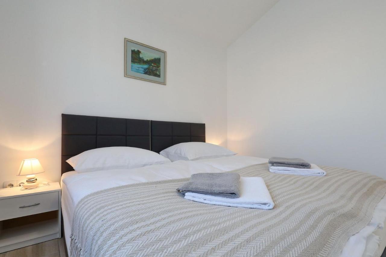 Apartments Lisac วีร์ ภายนอก รูปภาพ