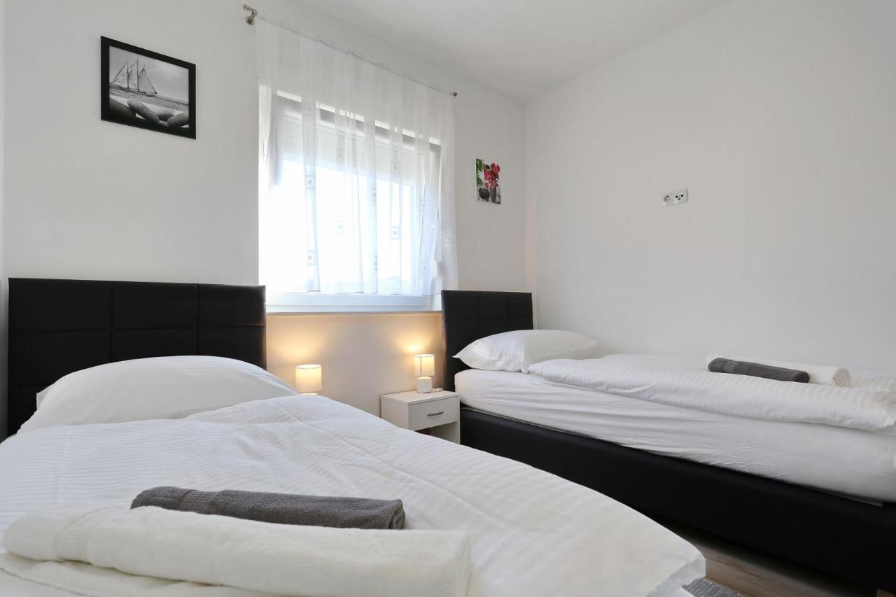 Apartments Lisac วีร์ ภายนอก รูปภาพ