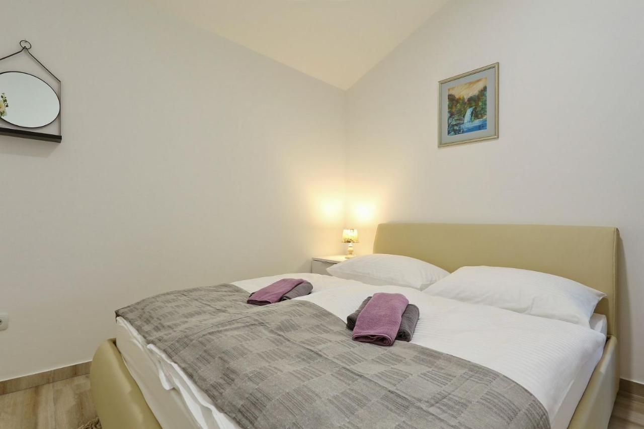 Apartments Lisac วีร์ ภายนอก รูปภาพ