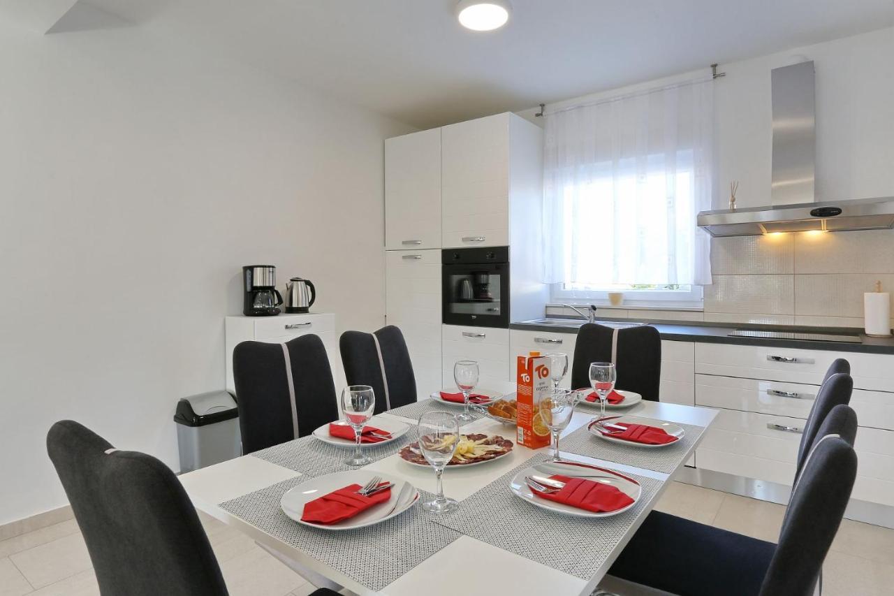 Apartments Lisac วีร์ ภายนอก รูปภาพ