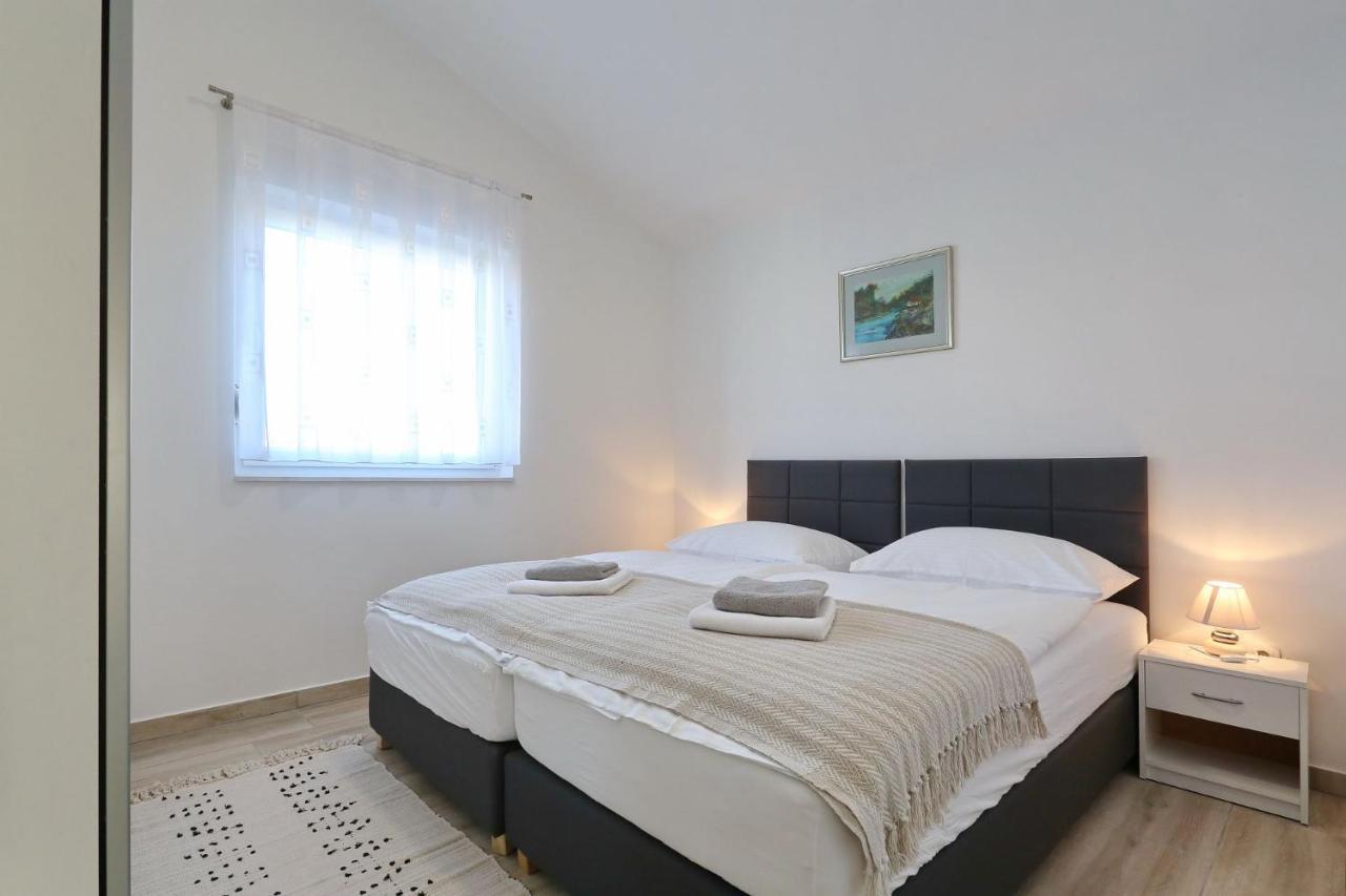 Apartments Lisac วีร์ ภายนอก รูปภาพ