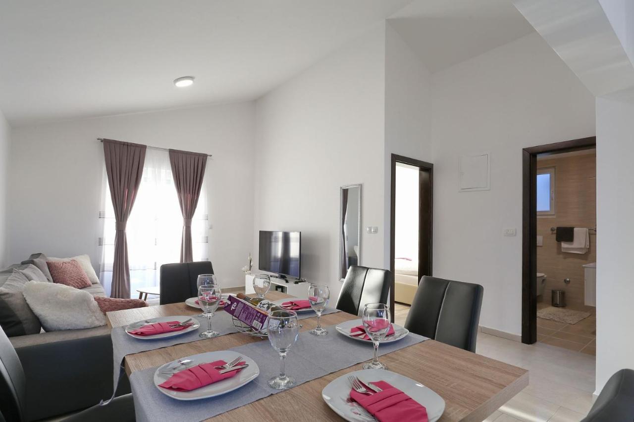 Apartments Lisac วีร์ ภายนอก รูปภาพ