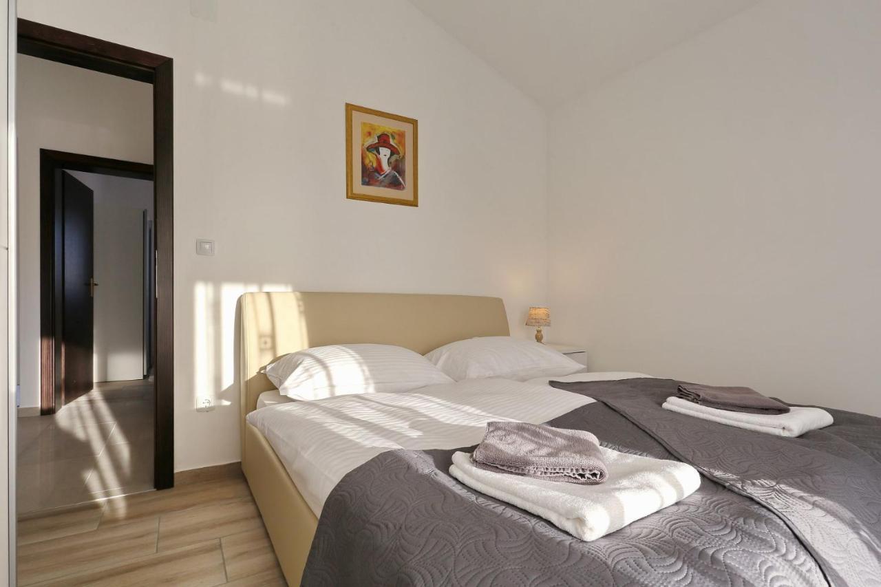 Apartments Lisac วีร์ ภายนอก รูปภาพ