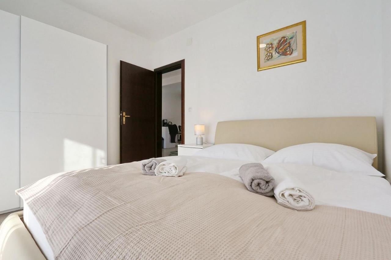 Apartments Lisac วีร์ ภายนอก รูปภาพ